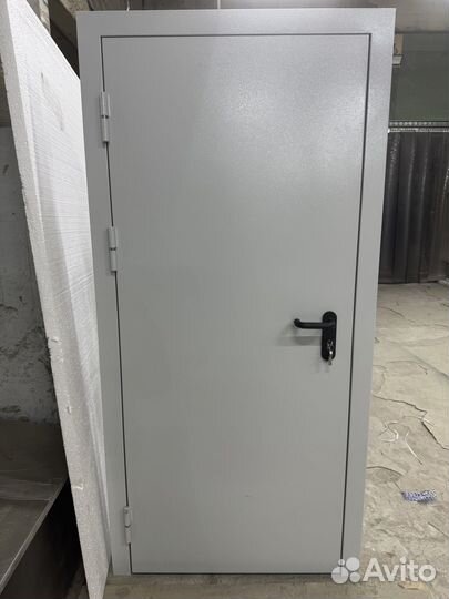 Дверь входная металлическая противопожарная серая