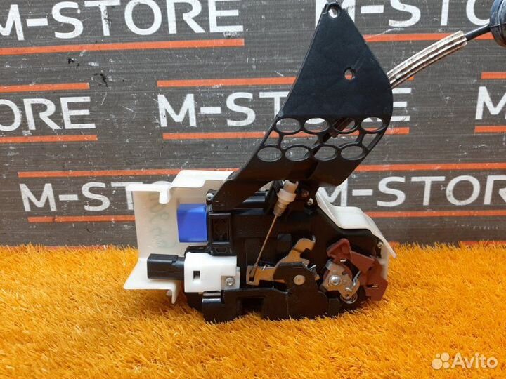 Замок двери передний правый Volkswagen Touareg 7L