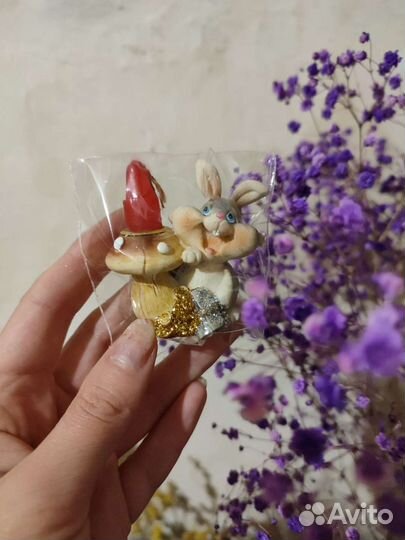 Свечи в подсвечнике в виде денежного зайца