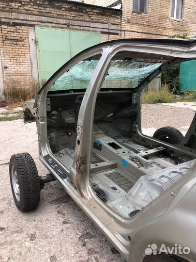 Центральная стойка левая renault sandero 1 1.6 мт