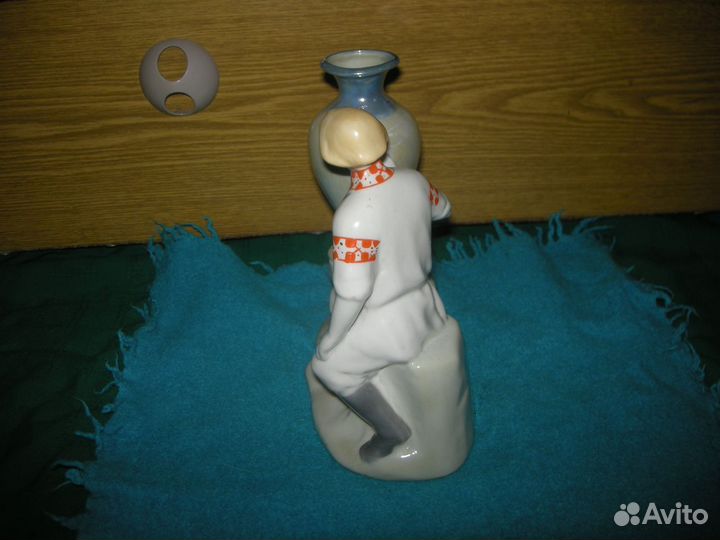 Фарфоровая статуэтка Данила мастер с вазой Сысерть