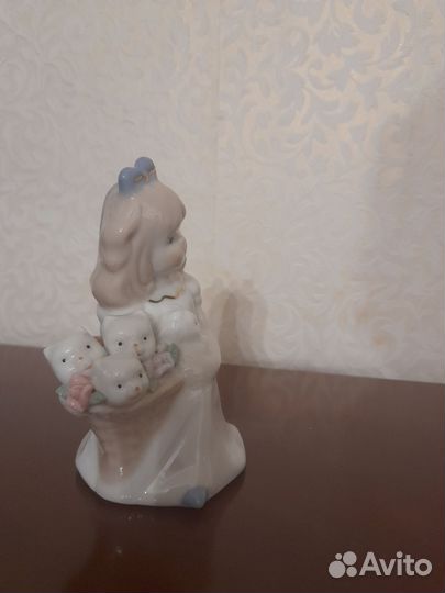 Статуэтка фарфор девочка с котятами