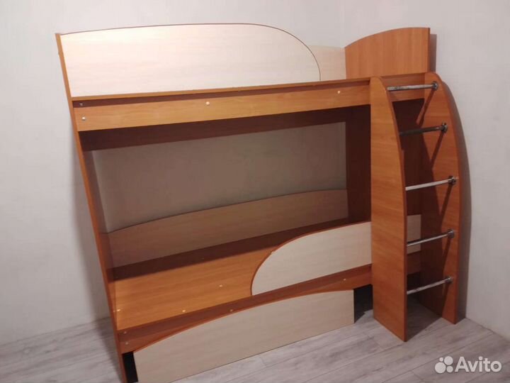 Кровать двухьярусная