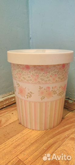 Ведра, мусорные баки, вешалки