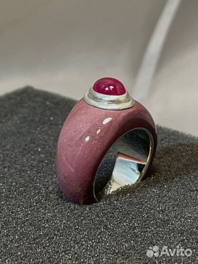Кольцо из мукаита с рубином