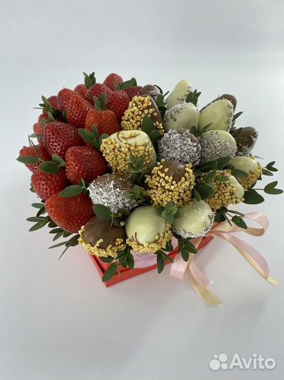 Букет клубники в коробке