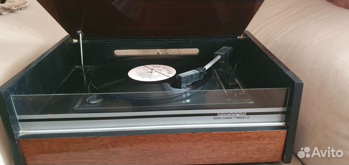 Виниловый проигрыватель 