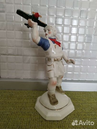 Фарфоровая статуэтка 