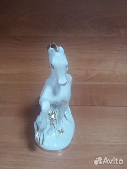 Фарфоровая статуэтка