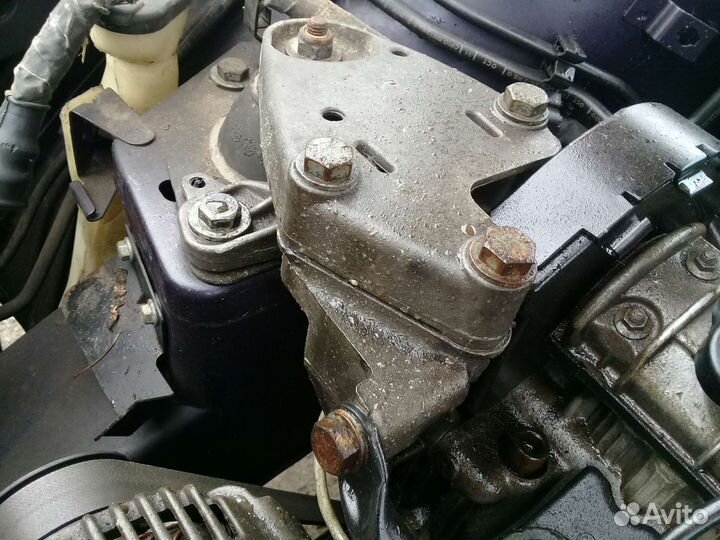 Кронштейн двс верхний правый 1.8 Renault Laguna 1