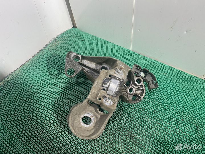 8e0199352 F кронштеин опоры двигателя Audi A4 B6