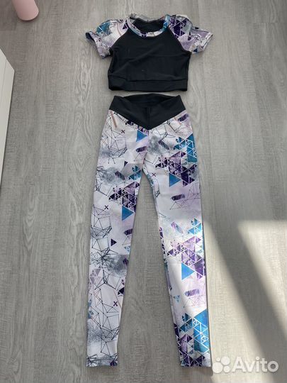 Спортивный комплект топ и лосины женский