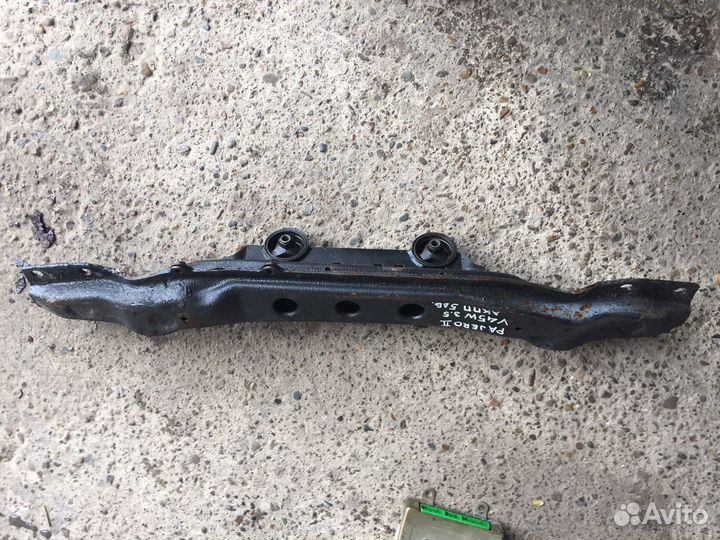 Перемычка рамы кронштейн АКПП паджеро 2