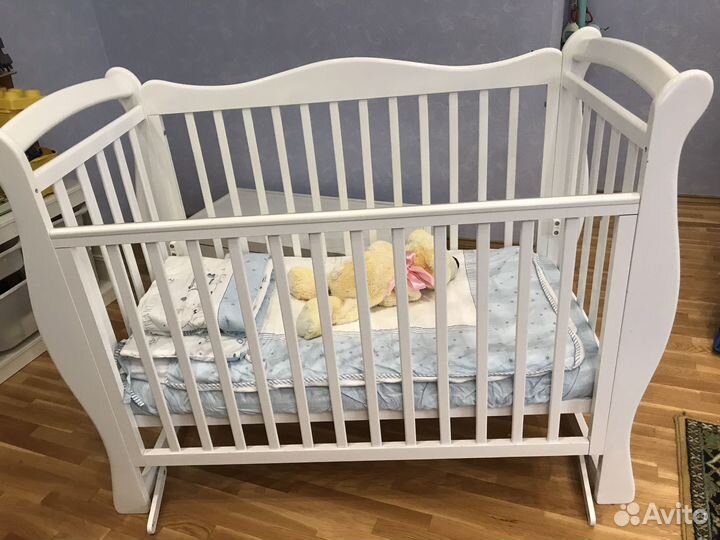 Детская кроватка с маятником и ящиком