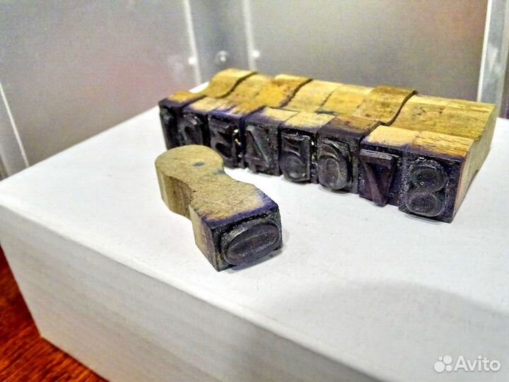 Два набора старинных штампов цифр