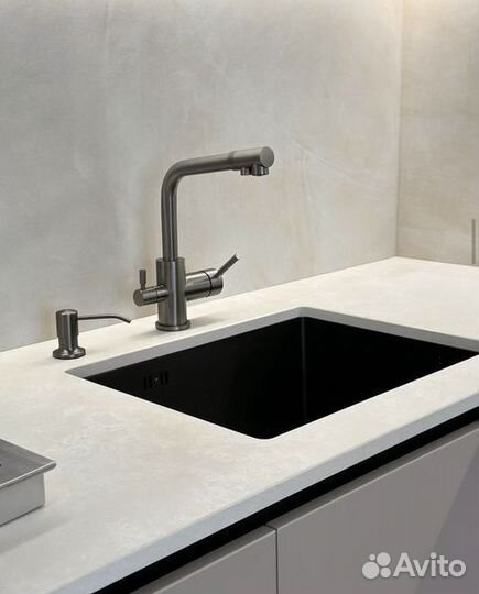 Кухня до потолка угловая