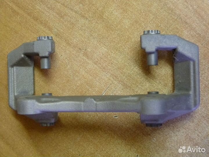 Скоба суппорта переднего audi A4,A6,A7,Q5 новая