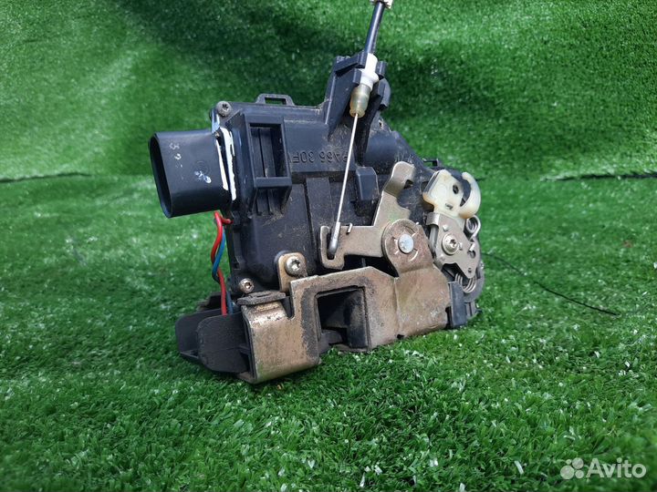 Замок боковой двери Audi A6, II (C5) 1997