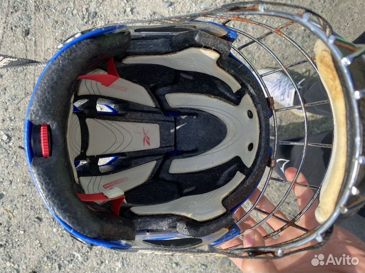 Хоккейный шлем