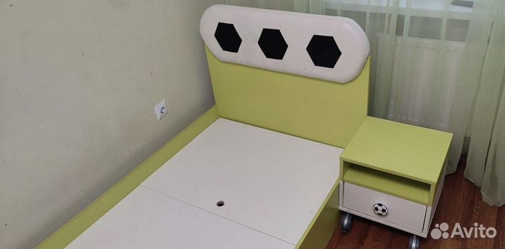 Оригинальная кровать с тумбой