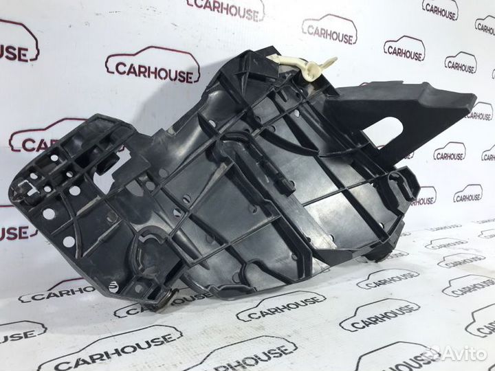 Кронштейн фары передний правый Volkswagen Touareg