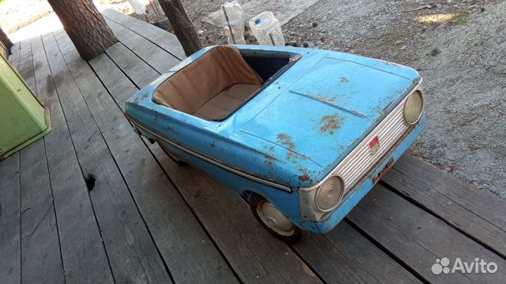 Детский педальный Москвич