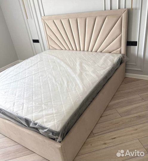 Кровать с мягким изголовьем