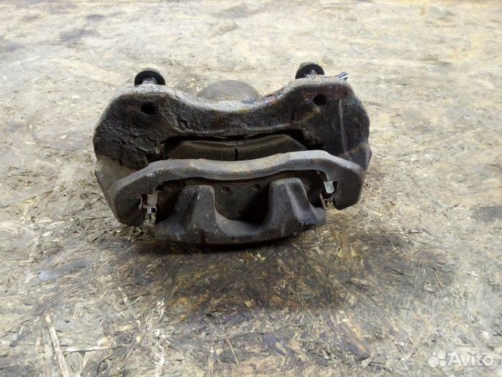 Суппорт передний правый Mitsubishi Lancer седан