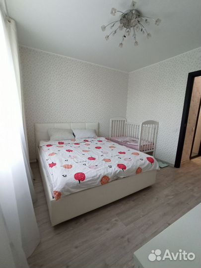 Детская кроватка с маятником