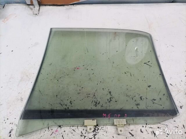 Правое заднее стекло Nissan Bluebird 14