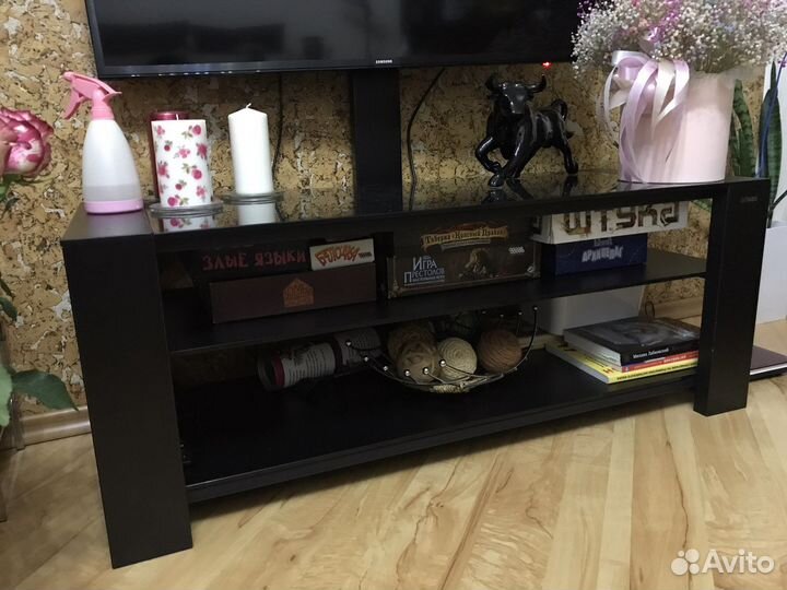 Полка, тумба под телевизор с кронштейном