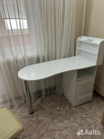 Маникюрный стол