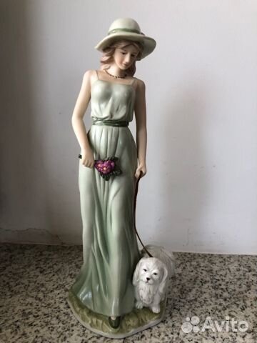 Статуэтка девушка с собачкой
