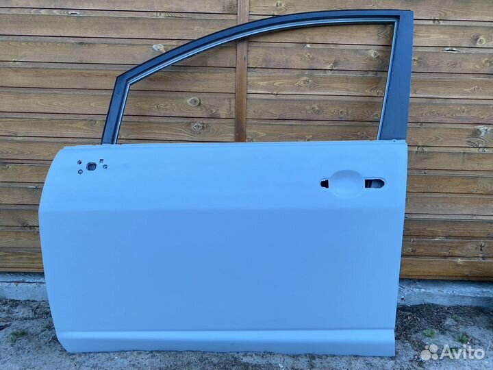 Передняя левая дверь Nissan Tiida C11