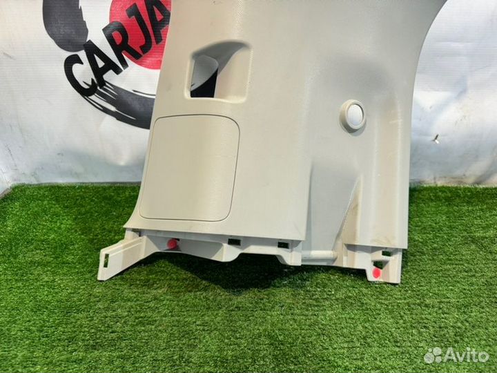 Обшивка стойки кузова задняя правая Toyota Noah
