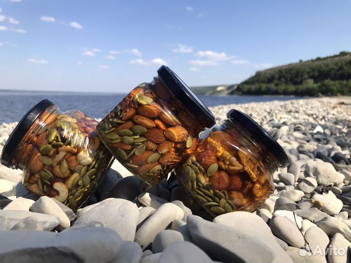 Мед с орехами от Пасечника