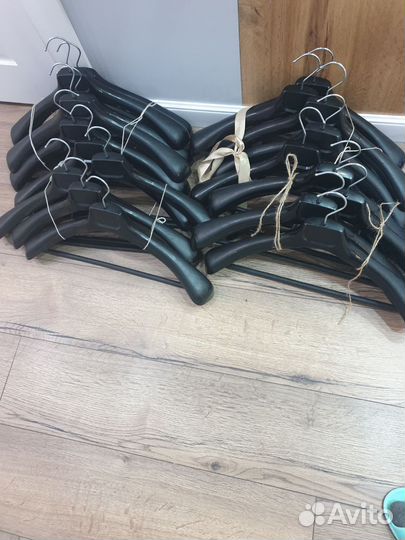 Вешалки плечики крепкие для верхней одежды