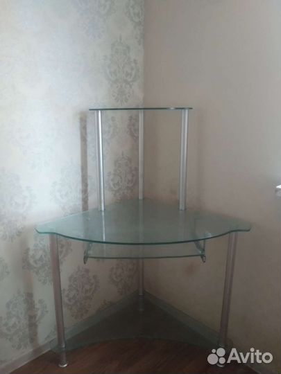 Компьютерный стол стеклянный