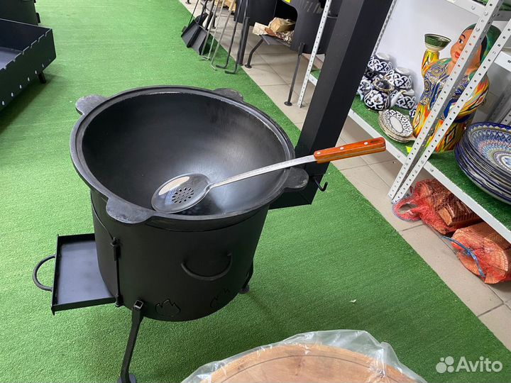 Казан чугунный 10-12 С трубой и зольником