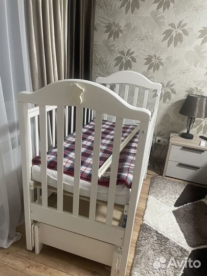 Детская кроватка с продольным маятником