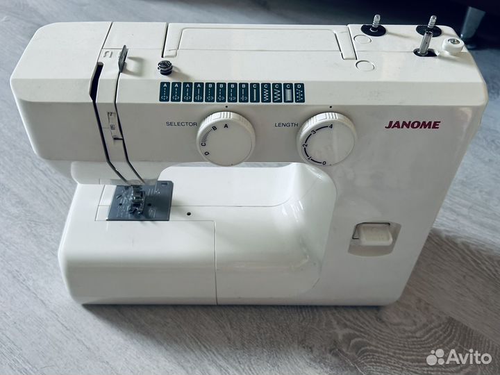 Швейная машина Janome