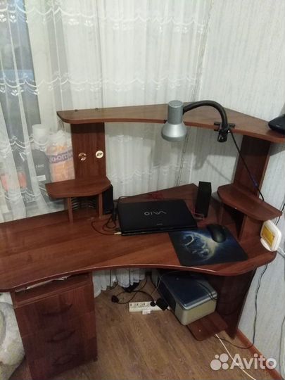 Компьютерный стол угловой с полками