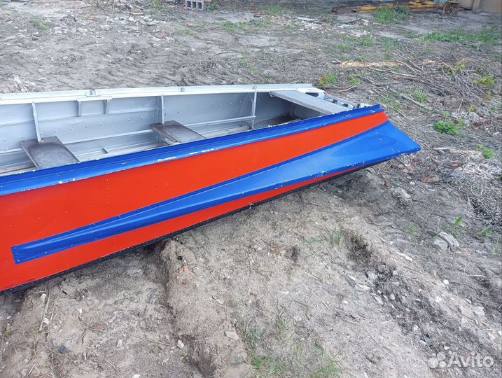 Лодка моторная