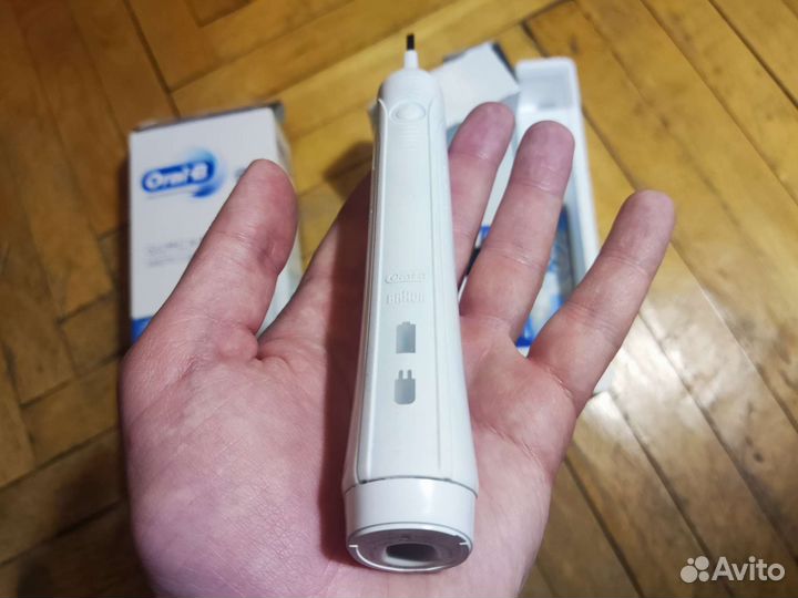 Электрическая зубная щетка Braun Oral-B Pro 1