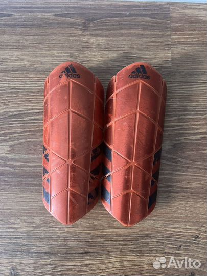 Щитки футбольные