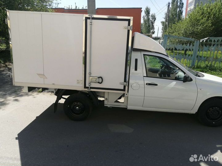 Водитель с личным Вис-Гранта Изотермический Фургон