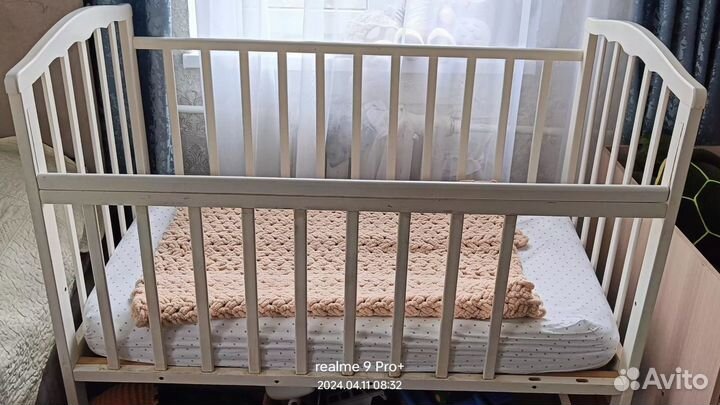 Детская кроватка с поперечным маятником