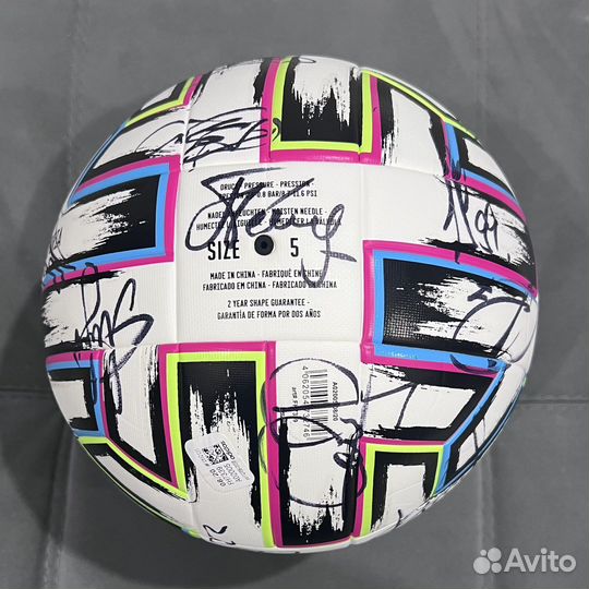 Футбольный мяч с автографами сборной евро 2020