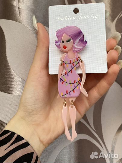 Значок, брошка Леди