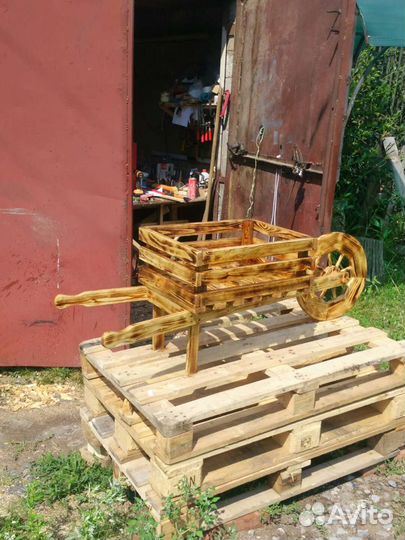 Подставка для цветов в виде тачки